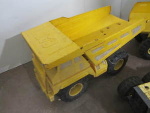 lot 40 image: Toy Dump Trucks & Grader