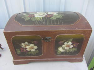 lot 305 image: Curved Top Trunk