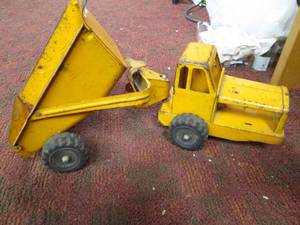 Vintage Metal Truck With Moving Pa...
