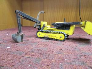 Vintage Metal Tractor Unable to re...