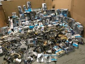 GAYLORD FULL WITH MOEN BATHROOM ACCESSARIES (SHOWERHEADSTOILET & TOWEL HOLDERS) CUSTOMER RETURNS SEE PICS