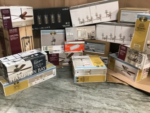 lot 4 image: MIXED PALLET OF LIGHTS AND CEILING LIGHTS CUSTOMER RETURN SEE PICS