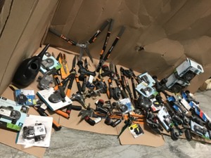 lot 6 image: OUTDOOR LAWN TOOLS CUSTOMER RETURNS SEE PICS