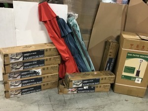 lot 22 image: PALLET WITH OUTDOORPATIO SUPPLIES AND UMBRELLAS CUSTOMER RETURNS SEE PICS