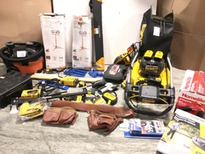 lot 36 image: PALLET WITH OUTDOOR AND INDOOR LAWN GARAGE TOOLS CUSTOMER RETURNS SEE PICS