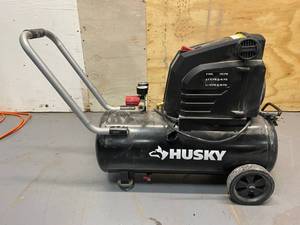 lot 6 image: HUSKY 8G 150 PSI Hotdog Air Compressor