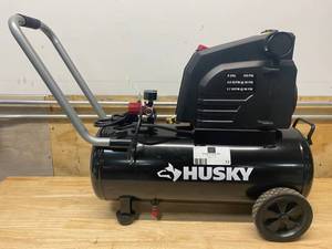 lot 13 image: HUSKY 8G 150 PSI Hotdog Air Compressor