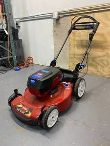 lot 22 image: TORO 22 in. 60 volt Battery Self-Propelled Lawn Mower