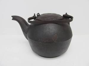 lot 21 image: Early Antique Civil War Era Signed BUSSEY & CLEXTON Cast Iron Tea Kettle