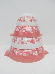 lot 55 image: Excellent Clean PYREX Pink Gooseberry Mixing Bowl Set