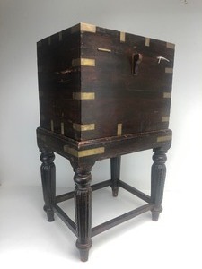 lot 152 image: Old Vintage Oriental LiquorBottle Chest wTable