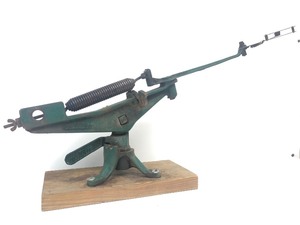 lot 164 image: Old Vintage Cast Iron WESTERN TrapSkeet Shooting Clay Pigeon Thrower