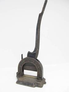 lot 77 image: Antique Cast Iron PENN HARDWARE Company Tobacco Cutter