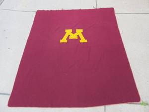 lot 94 image: Vintage 1940s Era University of Minnesota Wool Stadium Blanket