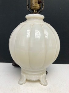 lot 197 image: Vintage ALADDIN Alacite Table Lamp wOriginal Finial