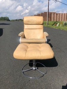lot 200 image: Vintage Mid Century BRUNO MATHSSON For DUX Chrome & Leather Lounge Chair wOttoman