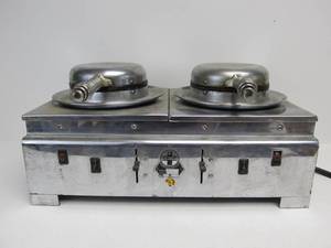 lot 128 image: Scarce Working GRISWOLD Chrome Hotel Double Electric Waffle Maker