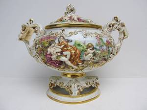 lot 217 image: LARGE Vintage Italian Capodimonte Lidded Tureen 