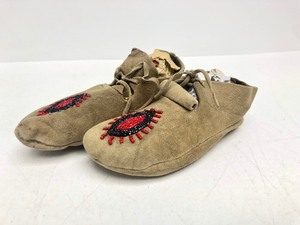 lot 274 image: 2 Pairs of Old Vintage Native American Bead Moccasins - One Adult Size One Child Size