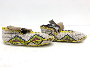 lot 275 image: Beautiful Old Vintage Pair of Native American Fully Beaded Child Size Moccasins