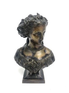 lot 108 image: Excellent Small Antique 19th Century French Bronze Bust of a Beautiful Woman 