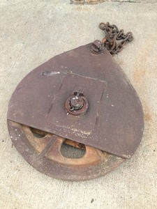 lot 283 image: Huge Antique Cast Iron Industrial Mine Shaft Pulley