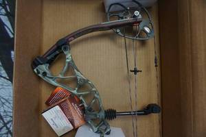 lot 2 image: Bowtech Destroyer 350 Compound Bow
