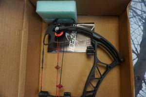 lot 4 image: Bowtech Experience Black Ops Compound Bow