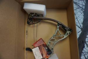 lot 5 image: Bowtech Destroyer 350 Compound Bow