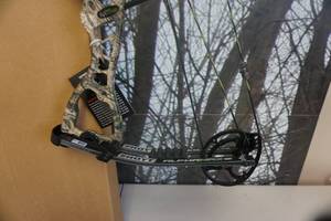 lot 7 image: Hoyt Alpha Max 32 Michael Waddell The Bone Collector Compound Bow
