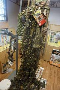 lot 300 image: Vesta Blind Hunters Mossy Oak Camo Clothing Blind