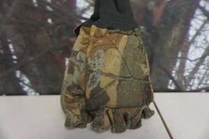 lot 472 image: White Water Outdoors Thinsulate Advantage Timber Camo Shooting Gloves