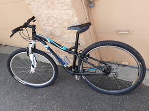 lot 9 image: Diamond Back Divine 21 Speed Bike