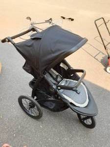 lot 12 image: Graco Jogging Stroller
