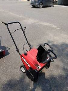 lot 14 image: Snapper 19 Snow Thrower- Turns Over- No gas To Test