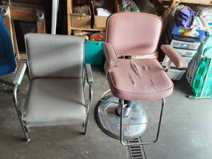 lot 52 image: Hydraulic BeautyBarber Chair & Reclining Sink Chair