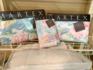 lot 204 image: Serta Mattress Pad and Queen Size Sheets (new)