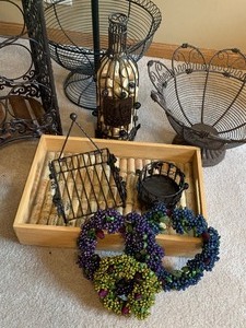 lot 212 image: Home Decor Items