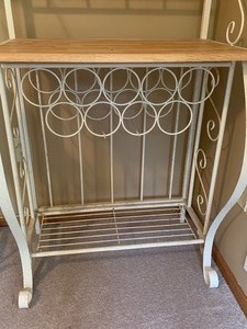 lot 214 image: Very Nice Bakers Rack