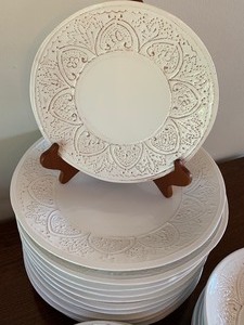 lot 68 image: Lot of Sweet Ceramics Ivory Dishes