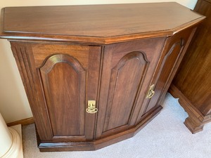 lot 70 image: Small Side Board Cabinet