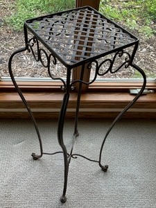 lot 101 image: Metal Plant or Vase Stand