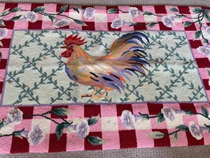 lot 105 image: Decorative Hooked Rooster Rug