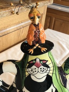 lot 42 image: Cheshire Cat Decorative Items