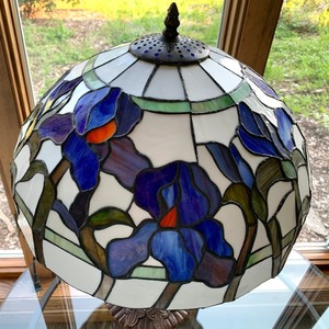 lot 99 image: Tiffany Style Leaded Stained Glass Lamp