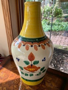 lot 115 image: Decorative Vase