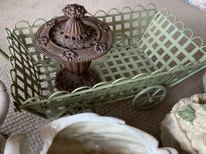 lot 119 image: Garden Decor Lot