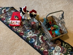 lot 149 image: Animal Themed Holiday Decor