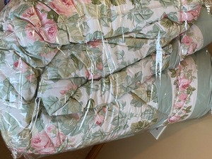 lot 197 image: Laura Ashley King Size Comforter