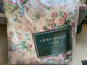 lot 195 image: Laura Ashley King Size Comforter